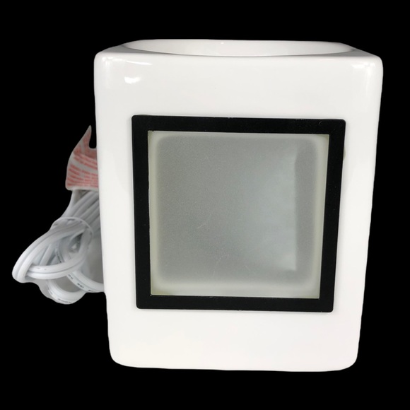Scentsy Sleek White Custom Full Size Wax Warmer - Picture 4 of 4
